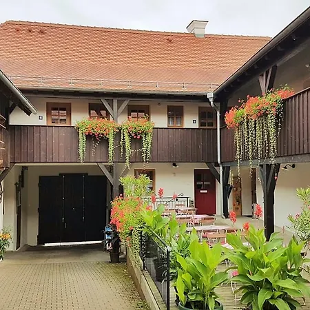 Zum Egerlaender Fachwerkhof Neualbenreuth